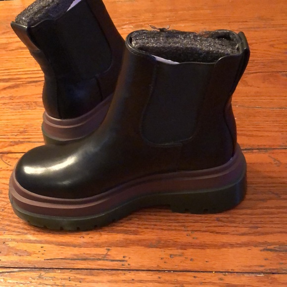 UO Betty Treaded Chelsea Boot - Picture 6 of 8